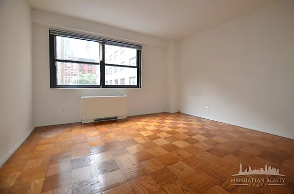 Rented by Manhattan Realty Group | media 32