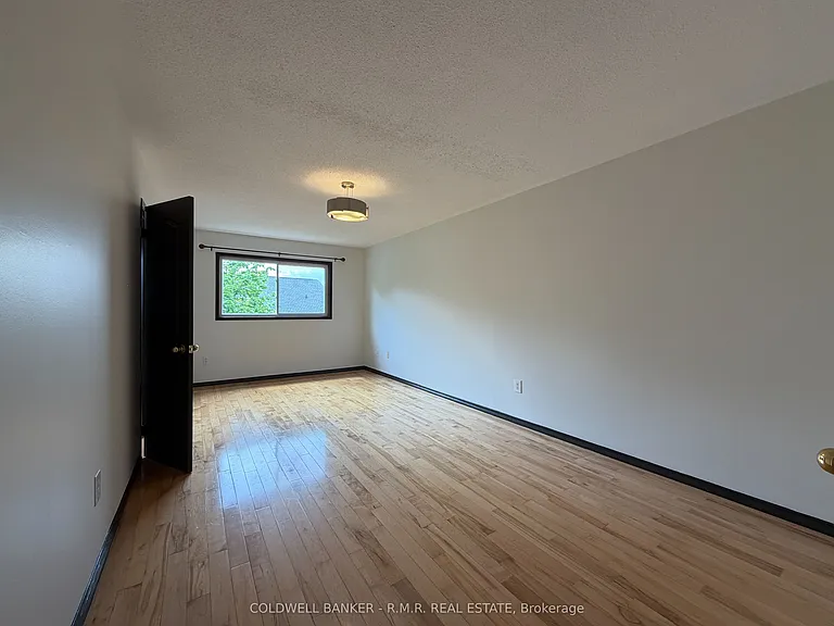 75 Margaret Graham Cres — Photo 21