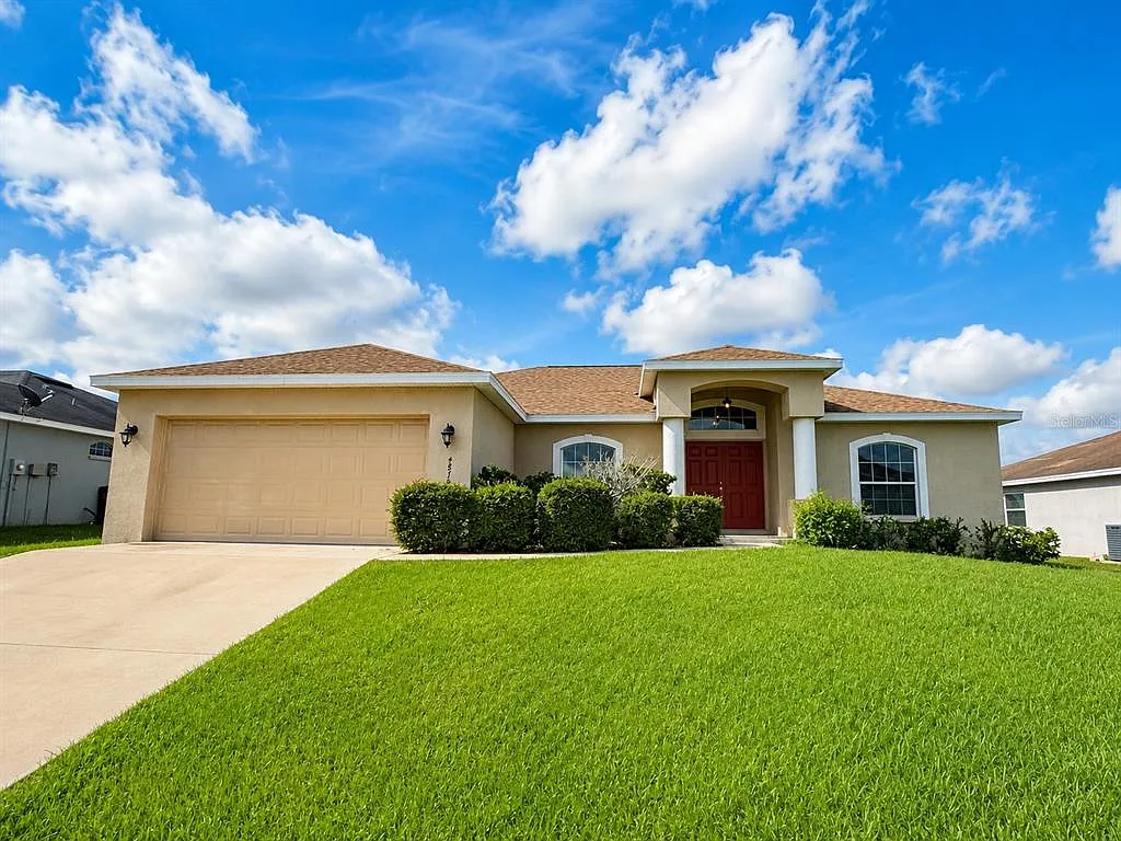 4 bed, 2.0 bath, 1911 sqft, $1,899 — Photo 1