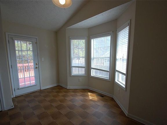 4th image of 110 Rockefeller Ln