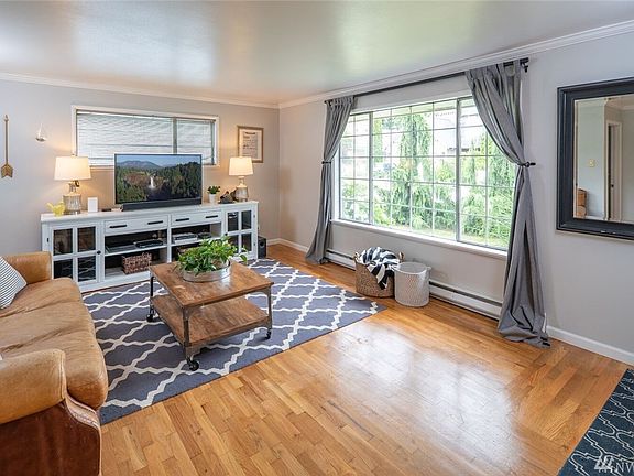 4th image of 72 Pine Ave