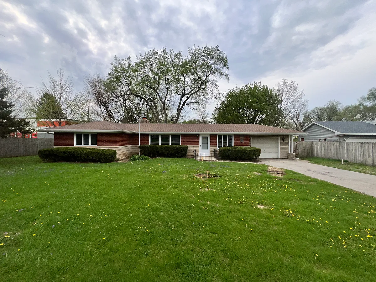 Building Photo - 1108 E 9th St #1B