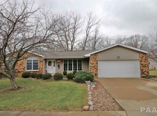 2203 Wildwood Dr, Pekin, IL