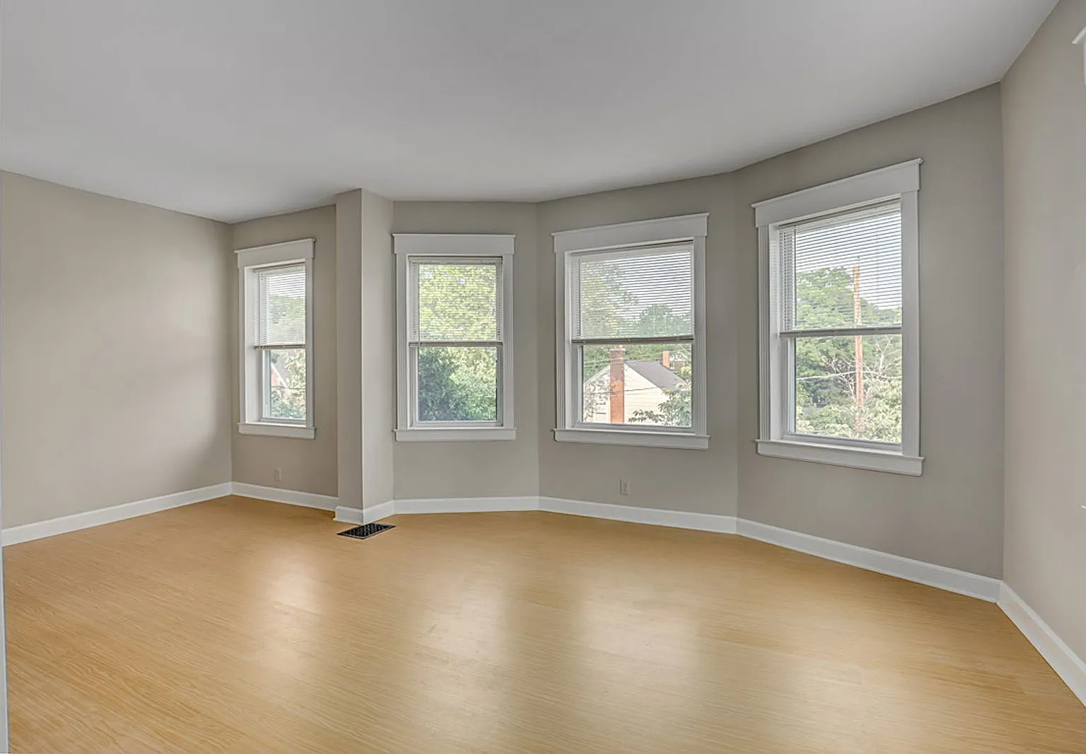 2 bed, 1.0 bath, $1,290 — Photo 2