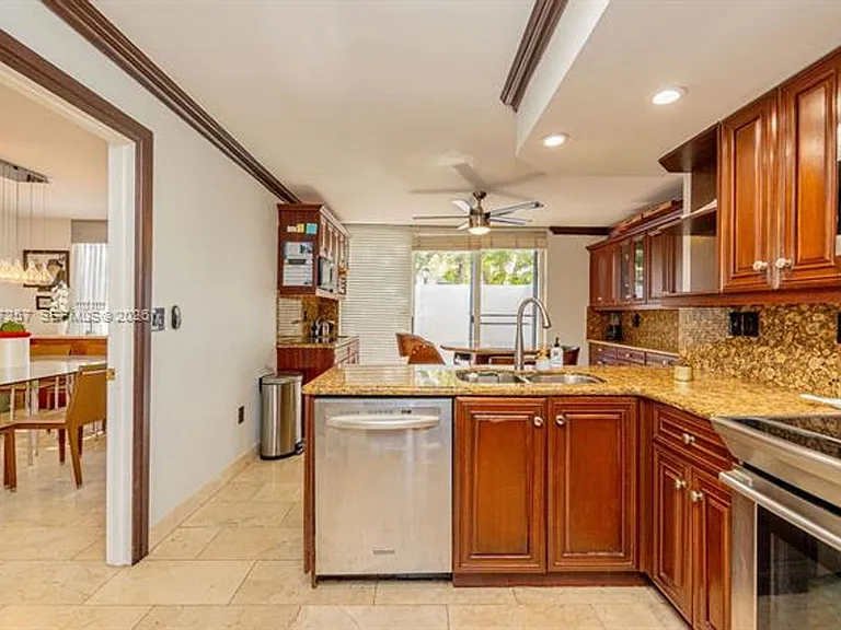 20935 NE 37th Ct #Townhouse 20935 — Photo 24
