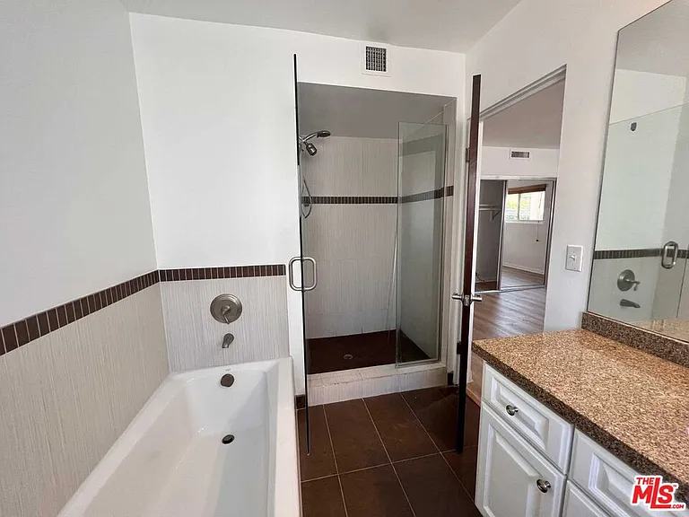 415 N Palm Dr #301 — Photo 17