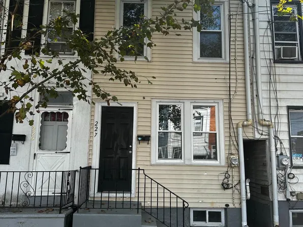 227 Hewitt St, Trenton, NJ 08611