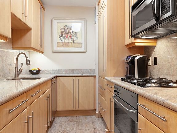 4th image of 5 W 65th St #18J