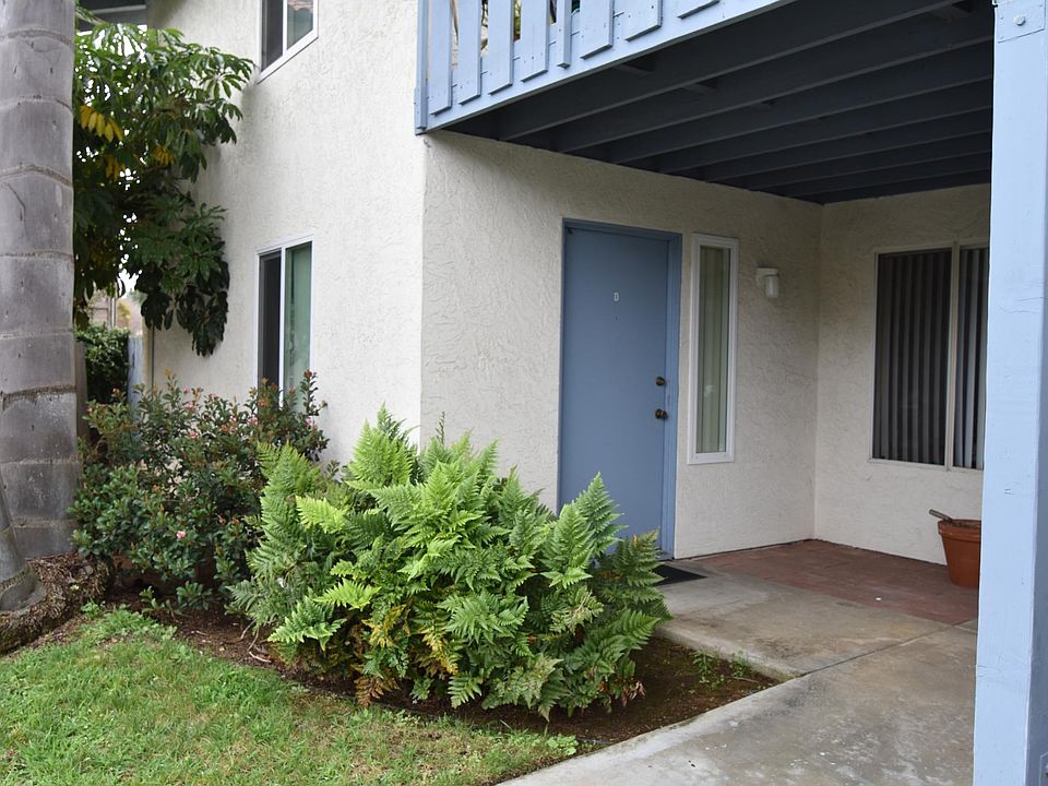 Front door entrance to 253 Tamarack #D