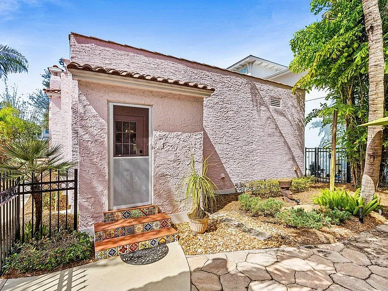 217 SE Coconut Ave — Photo 27