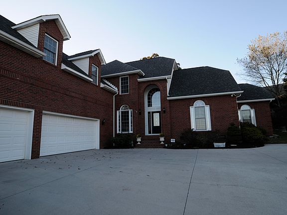 3rd image of 5805 Glenlyn Dr