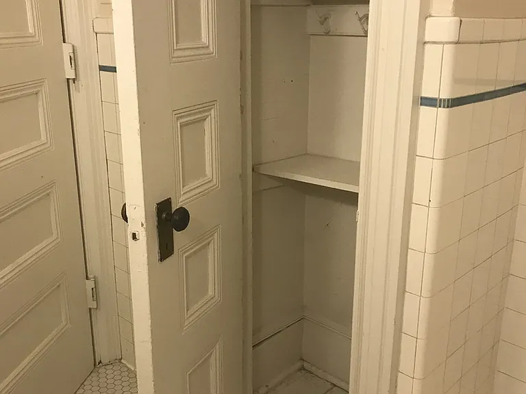 Castle Court Apartments - Midtown — Photo 30