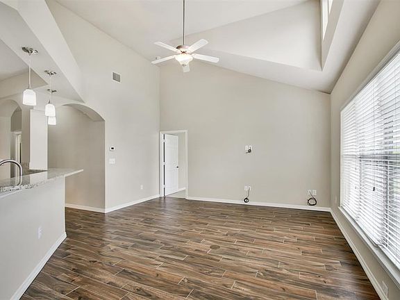 5th image of 200 River Hills Ct