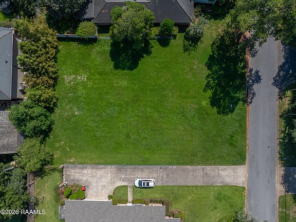 3rd image of 225 Ducharme Ln