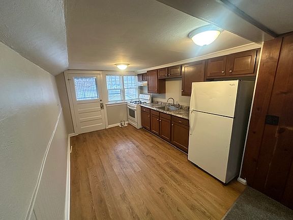 4th image of 2305 NE Monroe St #B