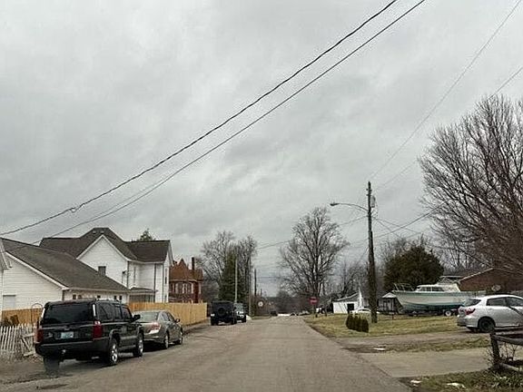 5th image of 401 Maple St