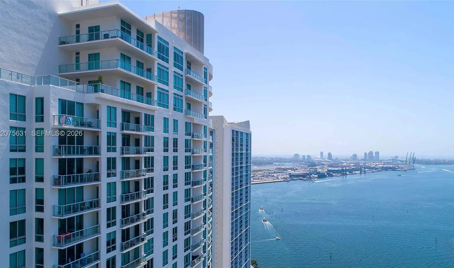 Met 1 Condo — Photo 1