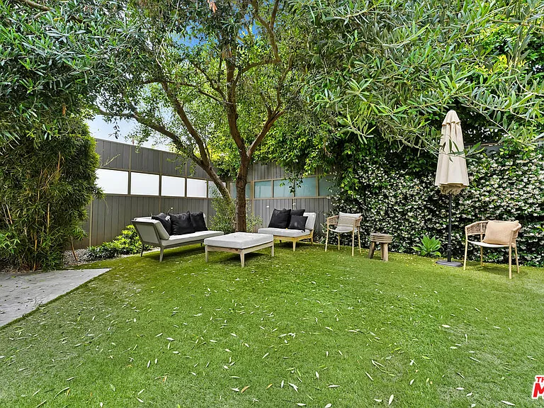 841 N Crescent Heights Blvd — Photo 34