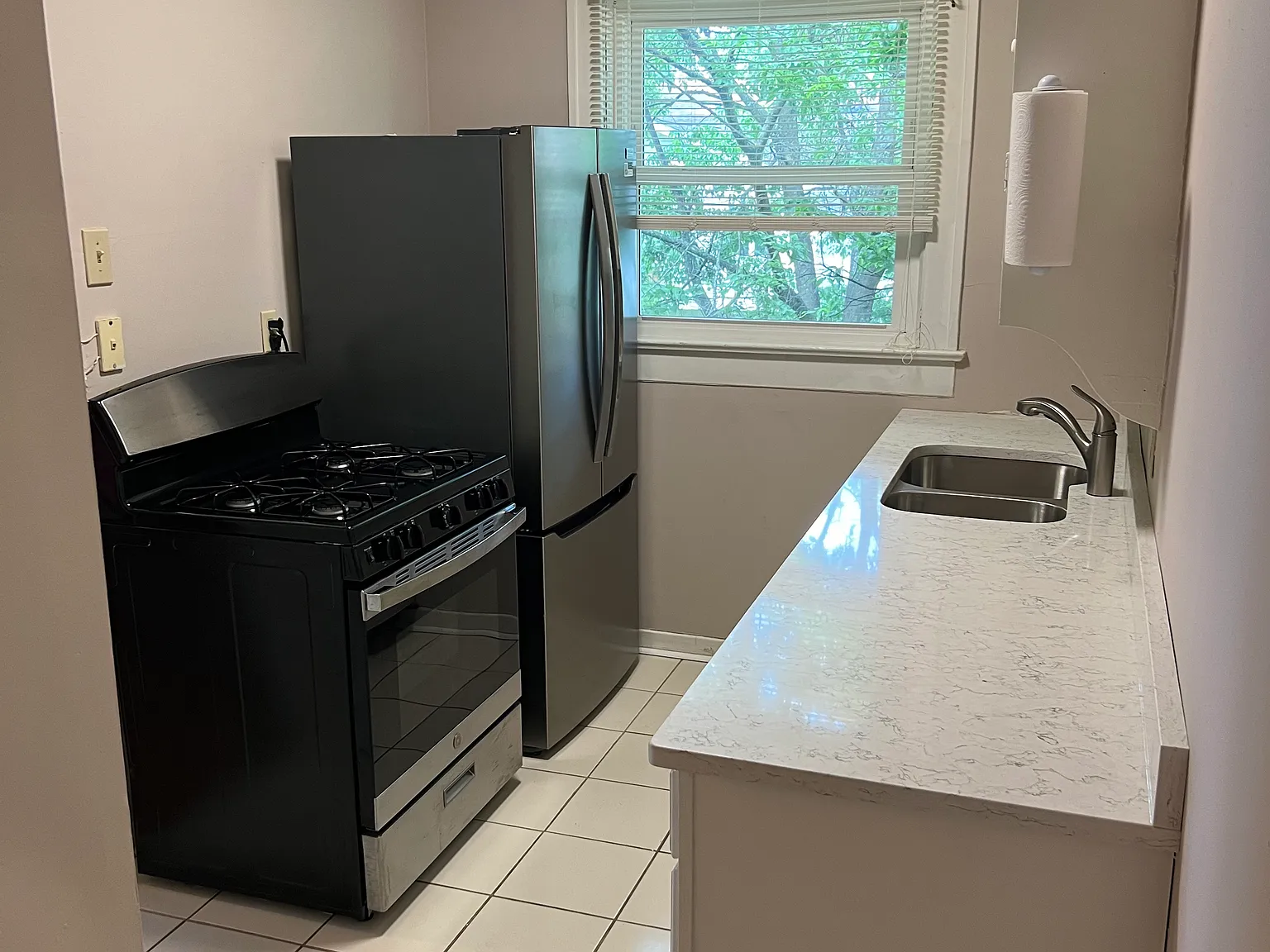 1911 Roanoke Ave — Photo 3