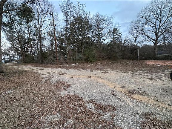 3rd image of 137 Old Creek Rd