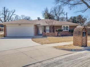 918 Cherry Laurel Ln, Arlington, TX 76012