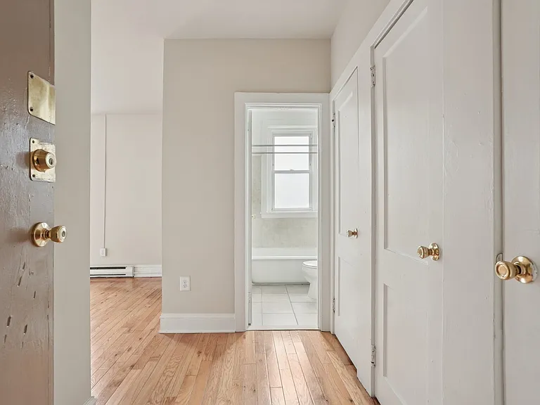 Kings Manor Apartments — Photo 35