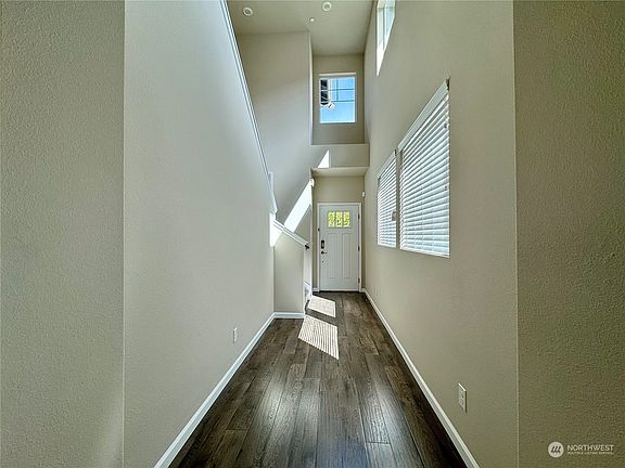 4th image of 547 Woodduck Drive SW