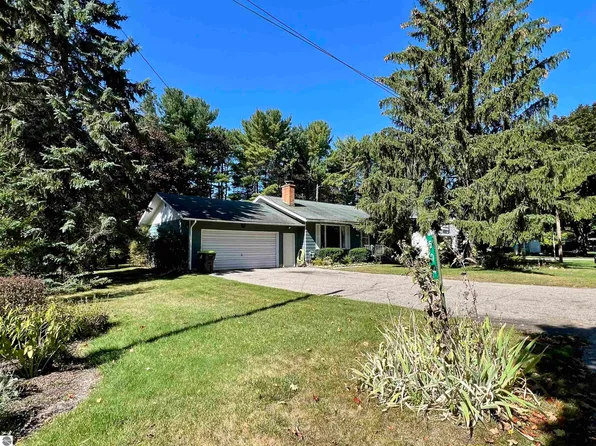 504 S Grand Ave, Leland, MI 49654