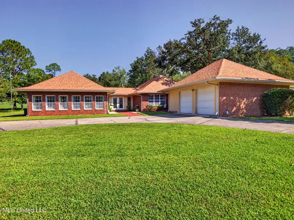 56113 Diamondhead Dr E, Diamondhead, MS 39525