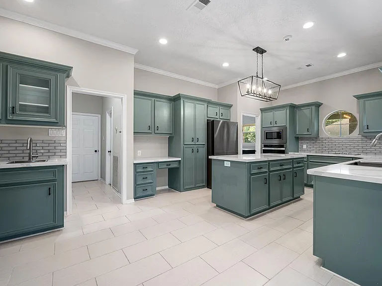 118 Hillsborough Dr W — Photo 9