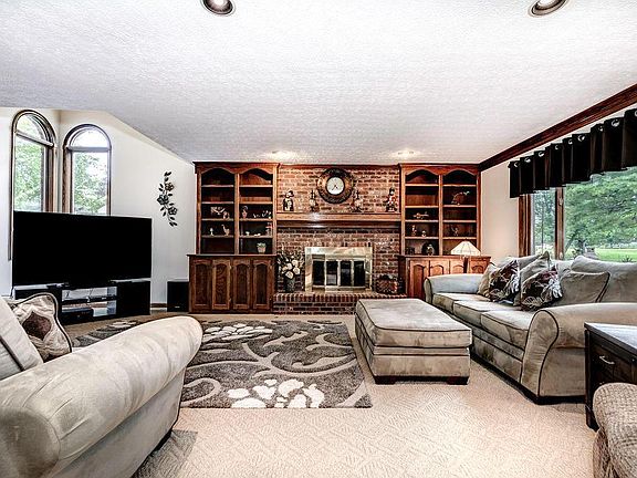 5th image of 207 Granby Pl W