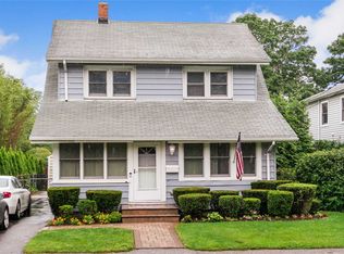 53 Station Rd, Bellport, NY 11713