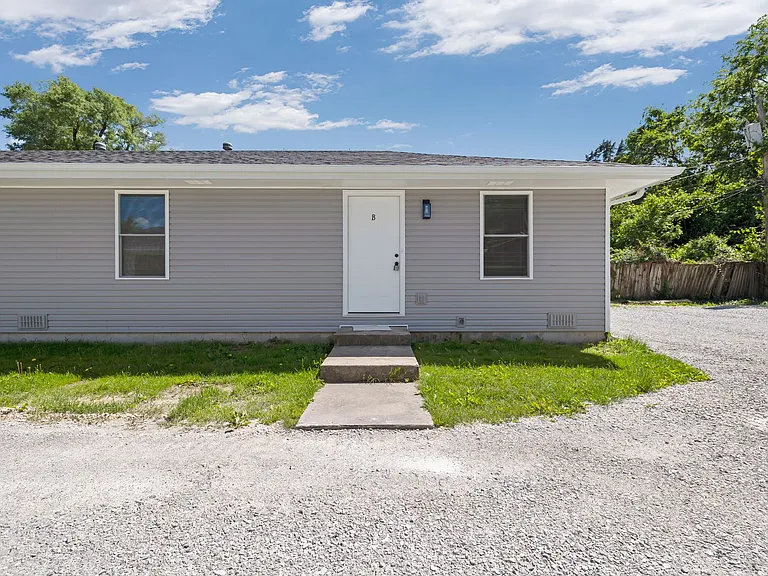 1649 N Patterson Ave — Photo 2
