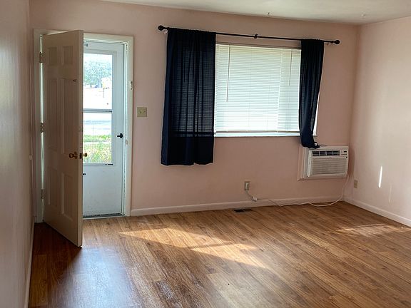 2nd image of 904 N Broadway St Unit B