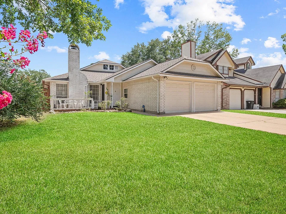 19419 Lake Hollow Ln