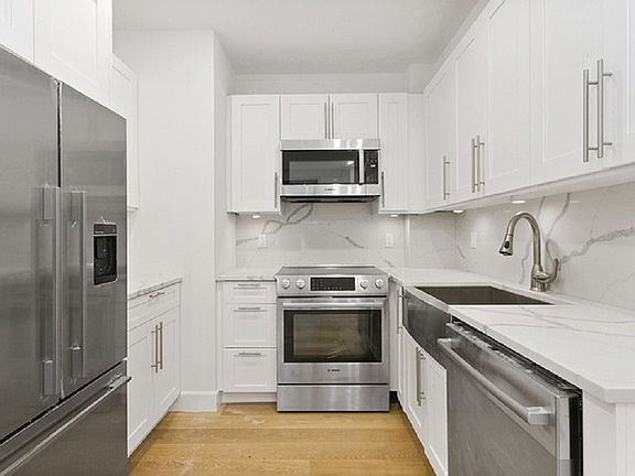 2nd image of 160 E 48th St APT 5Q