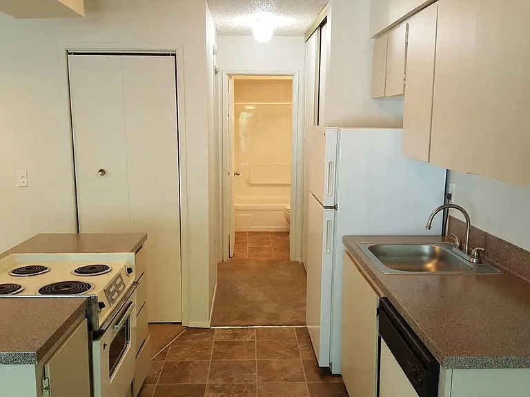 Tristin Square Apartments — Photo 22