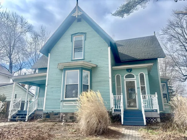 127 N 5th St, Edmore, MI 48829