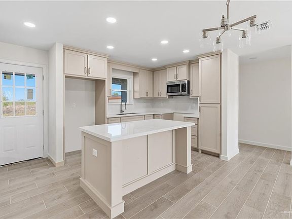 3rd image of 5635 Gardenia St