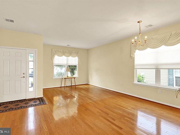 3rd image of 33 New Hope Blvd