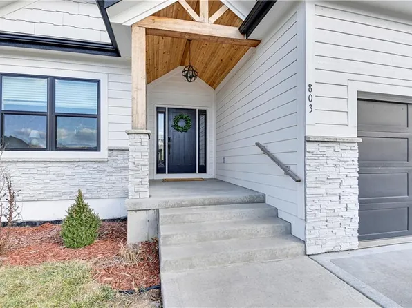 803 SW Cross Creek Dr, Grain Valley, MO 64029