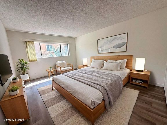 3rd image of 11033 Moorpark St #106