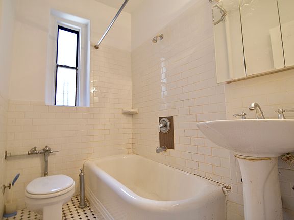 3rd image of 12 Pinehurst Ave #5AA
