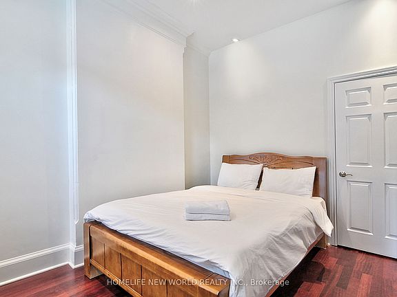 4th image of 126 McGill St