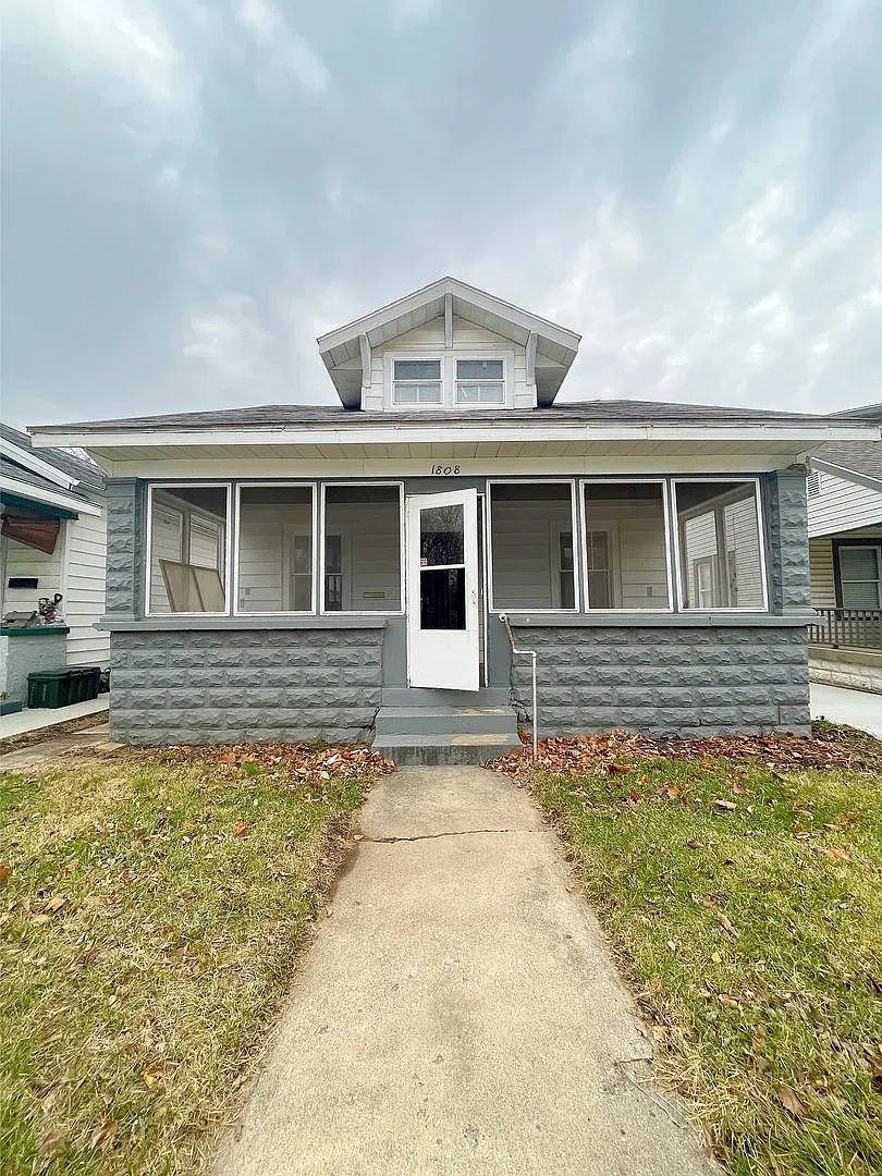 3 Bedroom Home W/ Detached Garage! — Photo 1