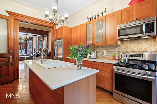 Sold by MNS | media 6