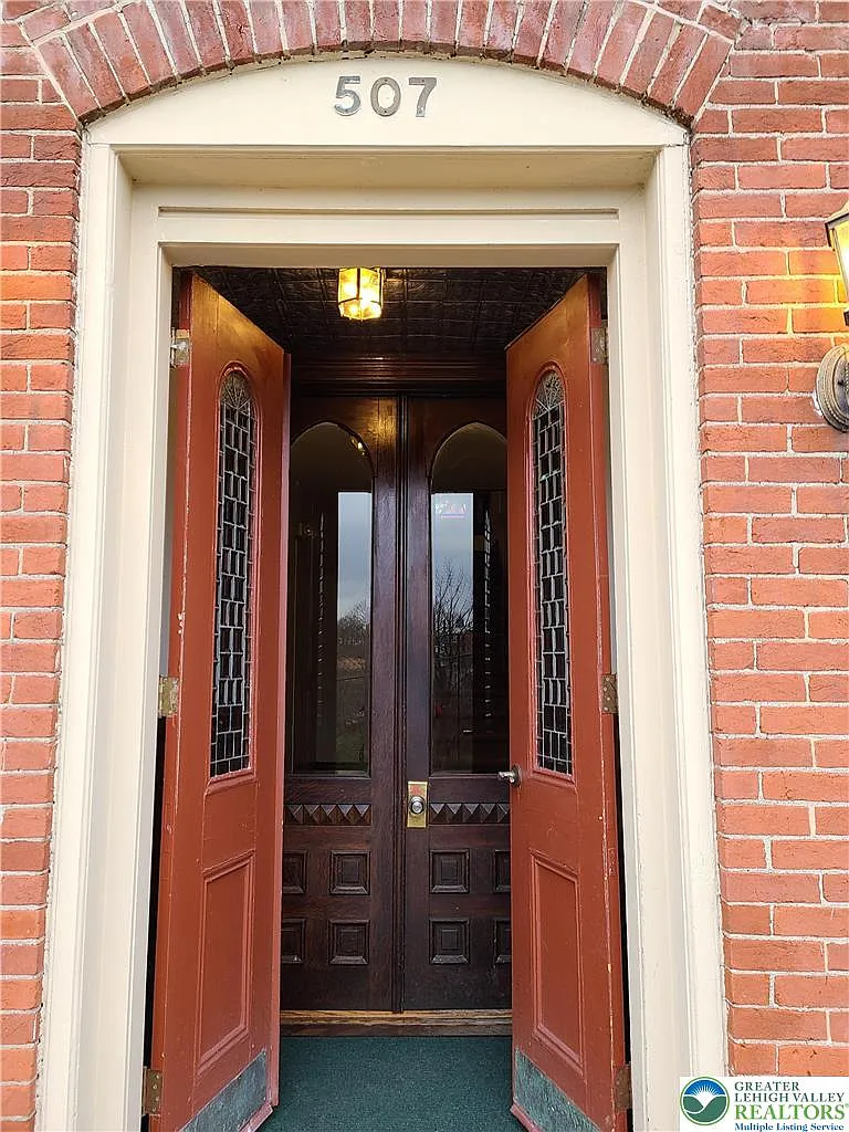 1 bed, 1.0 bath, 500 sqft, $1,299 — Photo 2