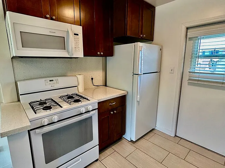 Charming and Bright 2 bed 1 bath in Point Loma — Photo 7