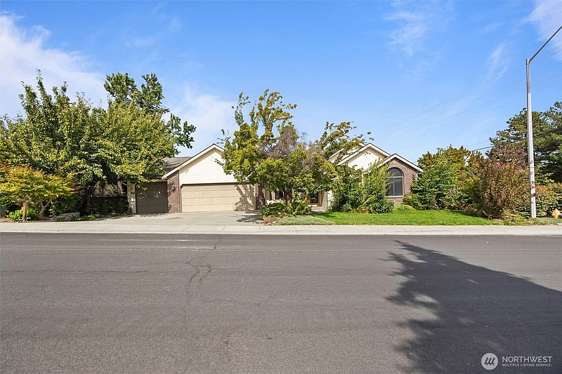 3rd image of 102 View Meadows Court