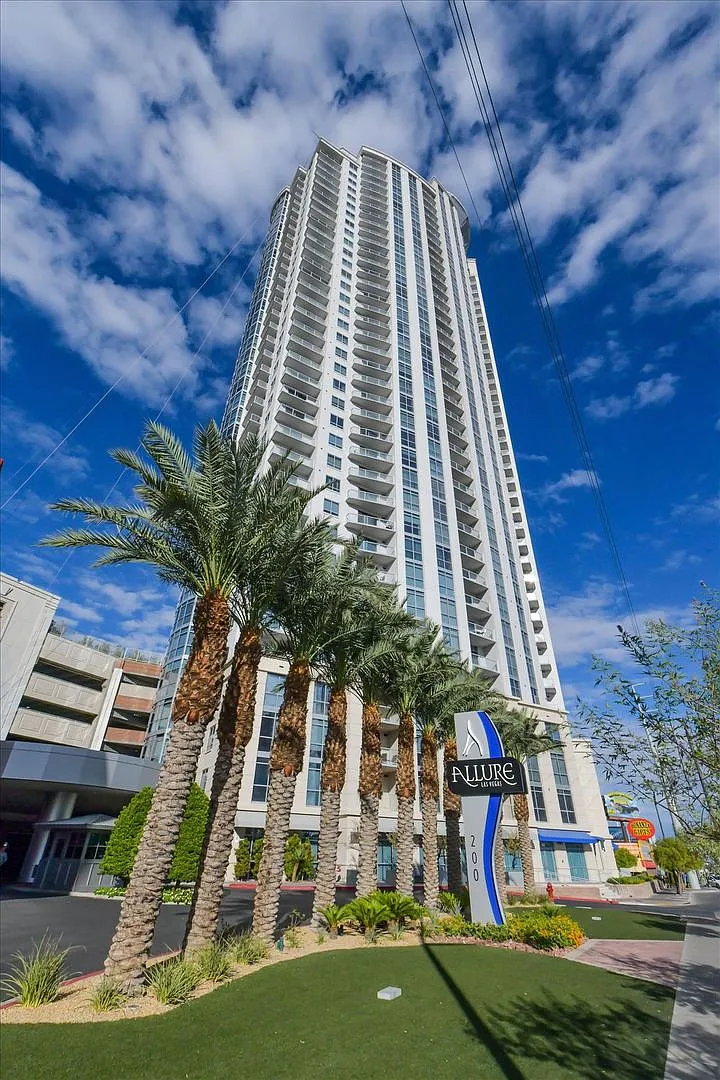 Dual Masters & Incredible Strip Views, 37th Floor or Allure — Photo 2